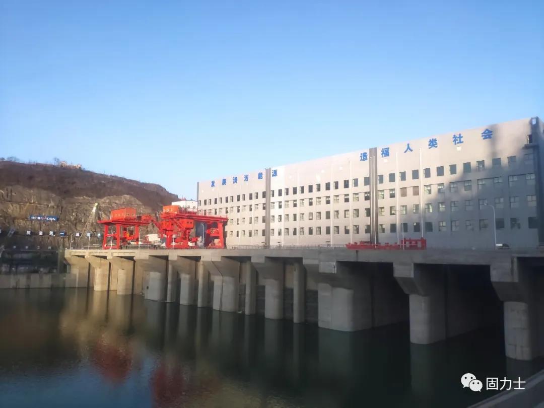 　　漢江白河(夾河)水電站項(xiàng)目效果圖 　　漢江白河(夾河)水電站項(xiàng)目效果圖  　　漢江白河水電站樞紐工程是陜西省“十三五”續(xù)建項(xiàng)目之一，為加快推進(jìn)重點(diǎn)項(xiàng)目建設(shè)，造福兩岸百姓，白河縣加大溝通協(xié)調(diào)力度，最終中廣核集團(tuán)與中國信達(dá)公司以控股的方式共同投資建設(shè)。為保障工程建設(shè)順利實(shí)施，白河縣先后多次召開縣長辦公會、項(xiàng)目建設(shè)推進(jìn)會，做好移民安置、環(huán)境保障、項(xiàng)目服務(wù)等工作，積極為工程建設(shè)創(chuàng)造良好的施工環(huán)境?！?  　　漢江白河(夾河)水電站項(xiàng)目實(shí)景